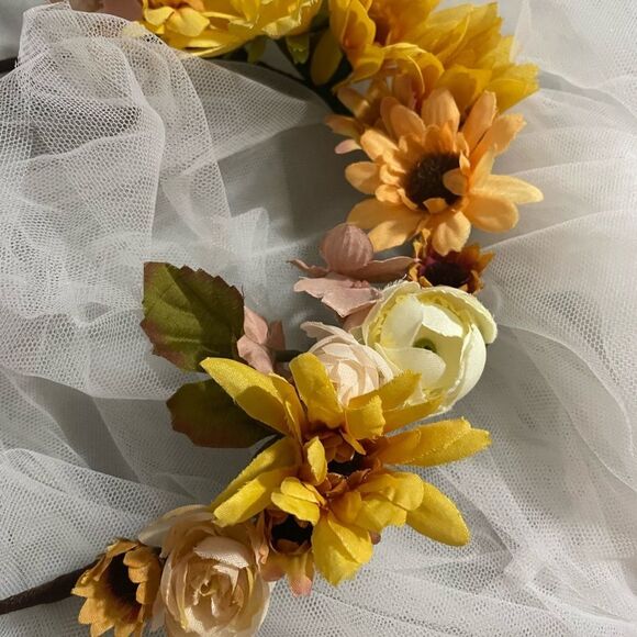 Sunflower head piece and veil - Picture 2 of 6